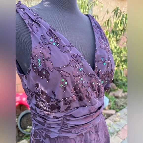 Narianna Sleeveless V Shape Beaded Top, Floral Dress - Picture 9 of 15